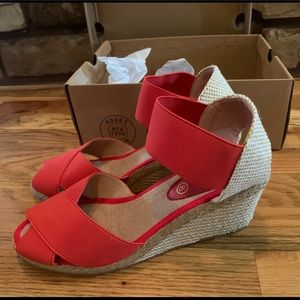 New in the box Andre Assous red wedges